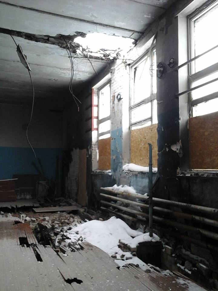 Снаряд попал в школьный спортзал
