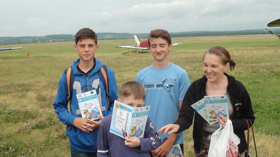 Діти з книжкою